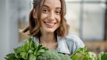 ブロッコリーを持った女性