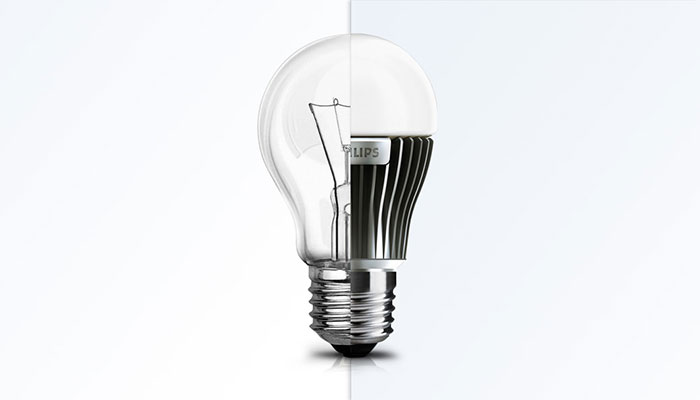 1 つの電球に組み込まれた LED と従来型電球のイメージ