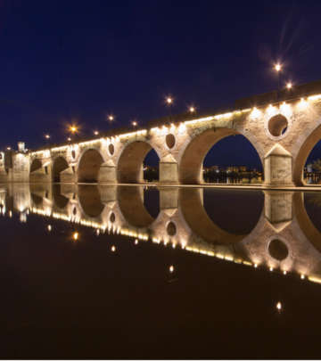 フィリップスの屋外照明に美しく輝くスペイン、バダホスの橋
