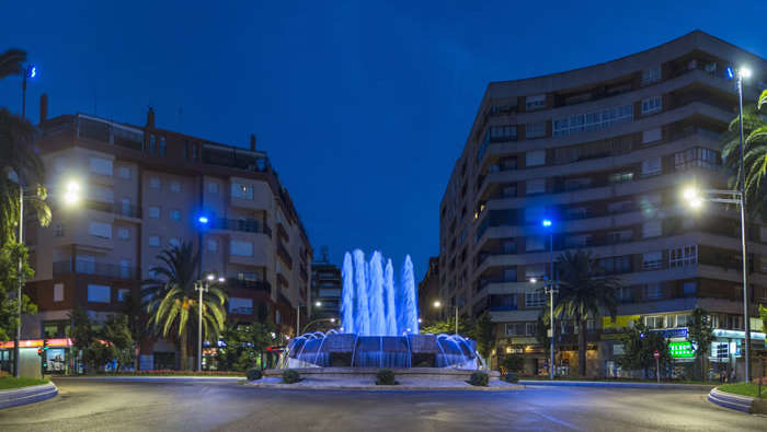 ライトバスティオンプロジェクトの一環としてフィリップスの照明に輝く噴水のある広場