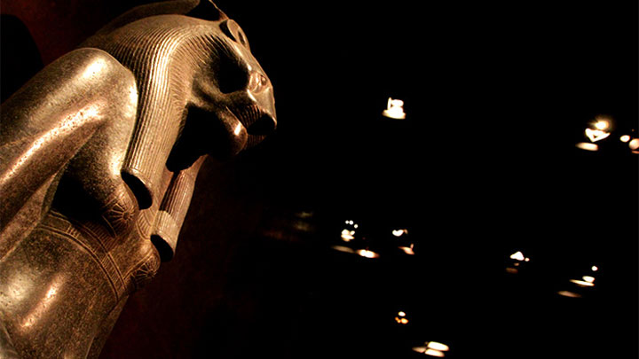 フィリップスの省電力 LED スポットの照明を受けて輝くイタリアのエジプト博物館の彫像