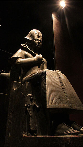 フィリップスの最新テクノロジーの LED 照明を受け、エジプト博物館の王座で輝く彫像