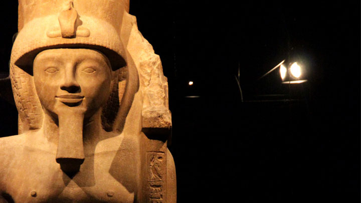 フィリップスの照明を受けて輝くイタリアのエジプト博物館の彫像