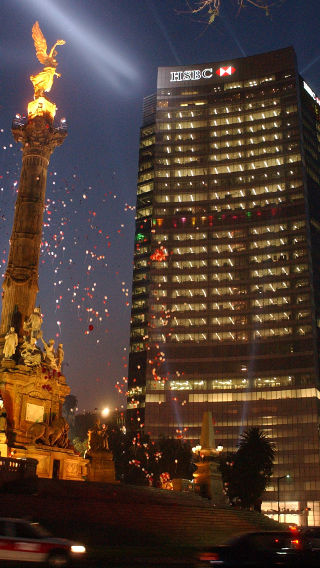 夜、フィリップスの照明に輝く HSBC タワーの外観