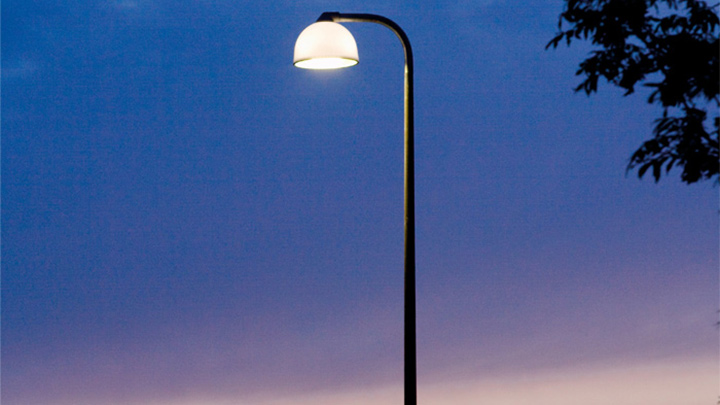 デンマーク、ホルベックの通りに使用されているフィリップスの屋外 LED 照明