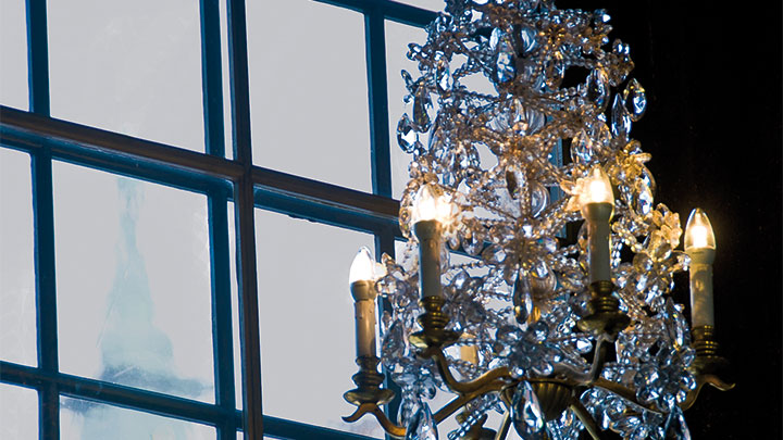  Novallure LED を灯したシャンデリアが、スウェーデンのプリンスのギャラリーに温かな雰囲気をつくります