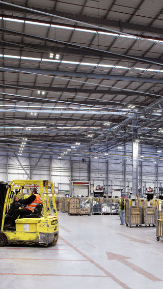 フィリップスライティングの省エネ LED 技術でロイヤルメイル NDC の倉庫を照らす