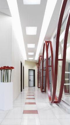 フィリップスのオフィス用照明で照らされた、イタリアの AB グループのオフィスの廊下