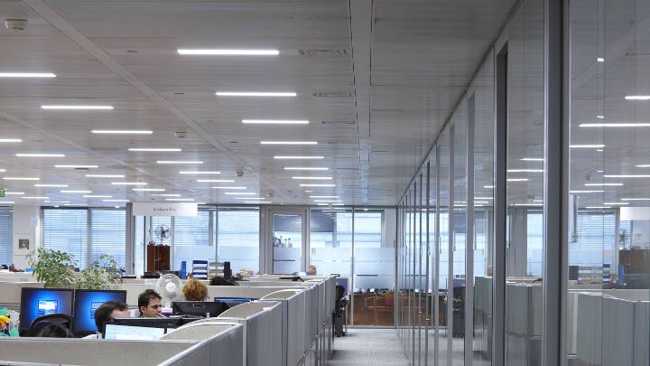 フィリップスのオフィス用照明でオープンなオフィスエリアを効果的に照らす