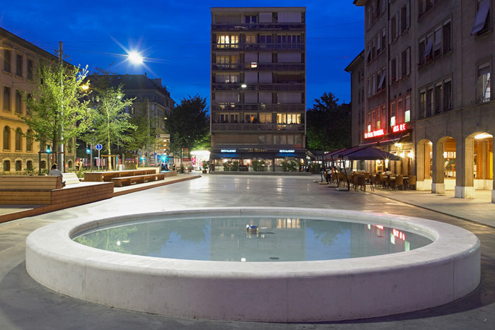 フィリップスの都市照明で美しく照明されたスイスのジュネーブの広場