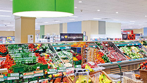2 人の女性がオーバーハウゼン (ドイツ) のスーパーマーケット、カイザーステンゲルマンで、フィリップスの照明の下、買い物をしている    グリュックシュタット (ドイツ) のスーパーマーケット、エデカでフィリップスのスーパー用照明によって最高の状態で照らし出された果物    フィリップスの照明がウィーン (オーストリア) のスーパーマーケット、スパーで人々を温かく迎え入れる雰囲気を作り出す   