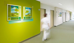 環境に優しい病院の廊下を歩いている看護師