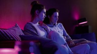 スマートLED照明Philips Hueは、リビングに鮮やかな色彩で華やかな雰囲気を作り出し、カスタマイズにより映画鑑賞や家庭でのリラックスタイムに最適な雰囲気を実現します。