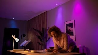 スマートLED照明Philips Hueは、リビングに鮮やかな色彩で華やかな雰囲気を作り出し、カスタマイズにより映画鑑賞や家庭でのリラックスタイムに最適な雰囲気を実現します。