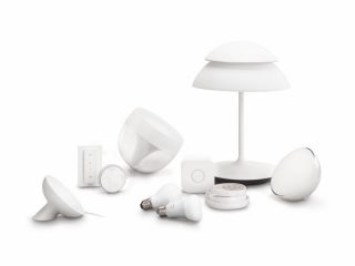 「Philips HueスマートLED照明のラインナップには、雰囲気作りに最適な電球、テーブルランプ、電球、ハブ（制御デバイス）が含まれています。」
