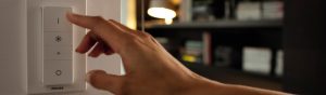 「フィリップスのスマートLED調光スイッチで、居心地の良いリビングルームの照明を制御します。」