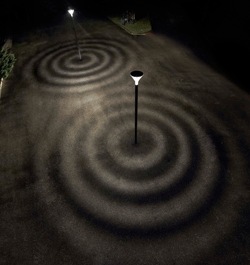 LED 照明器具 Metronomis から地面に描くさまざまな照明効果